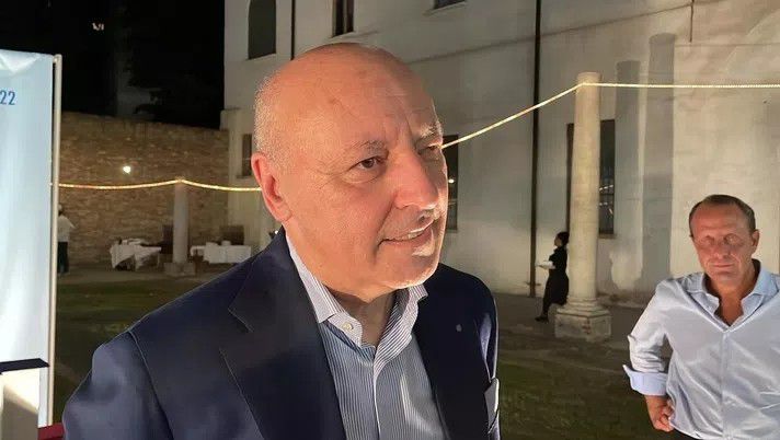 向言对林衡宇毫不掩饰自己的喜欢，林衡宇则因为原生家庭的原因不敢接受她的爱，也不知道怎么去爱她